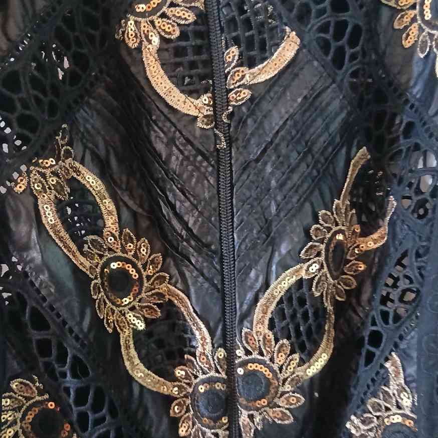 Ensemble bazin femme brodé noir doré et pagne, tenue africaine élégante