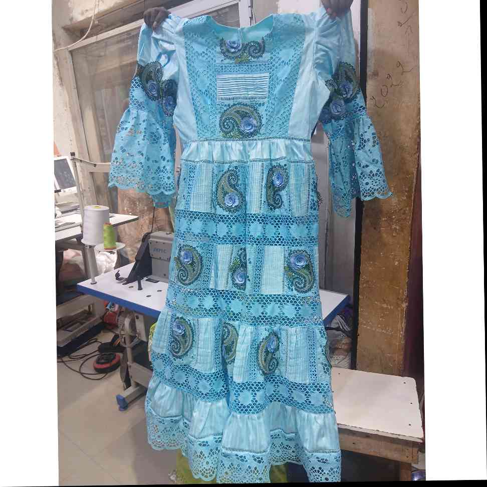 Robe bazin brodée bleue longue chic femme, élégante cérémonie et soirée