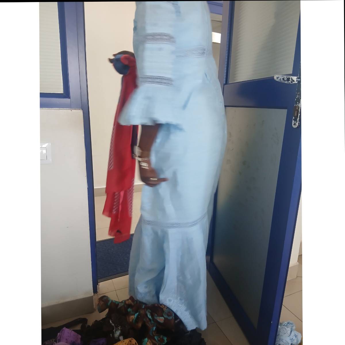 Robe brodée bleu femme bohème chic, manches volants, élégante et longue