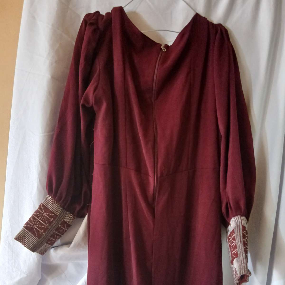 Robe soie Guerlain rouge bordeau élégante avec pagne tissé, soirée ou mariage