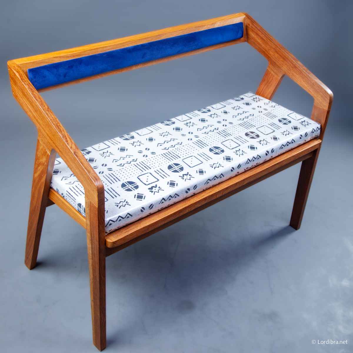 Banquette bois et velours bleu roi design moderne scandinave 70x90 cm