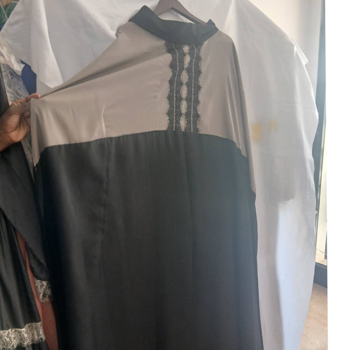 Robe en soie et dentelle femme longue élégante col montant gris noir