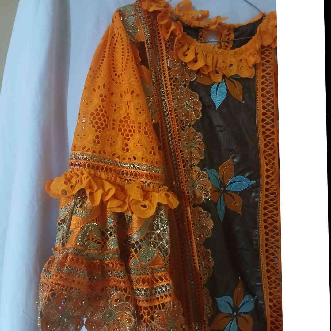 Robe bazin femme marron brodée bleu et orange, élégante et chic