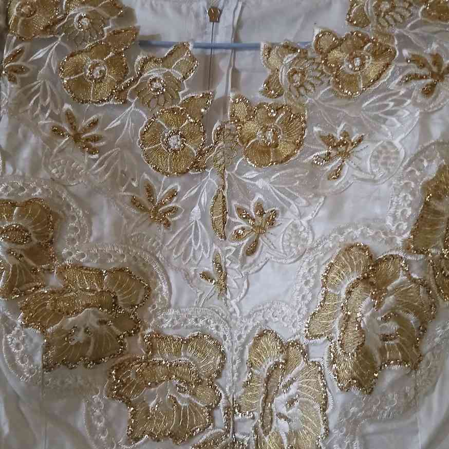 Ensemble marinière pagne femme chic Geztner et voile suisse, broderie dorée