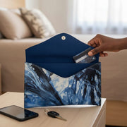 Pochette enveloppe bleu en coton tie and dye, accessoire mode bohème artisanal