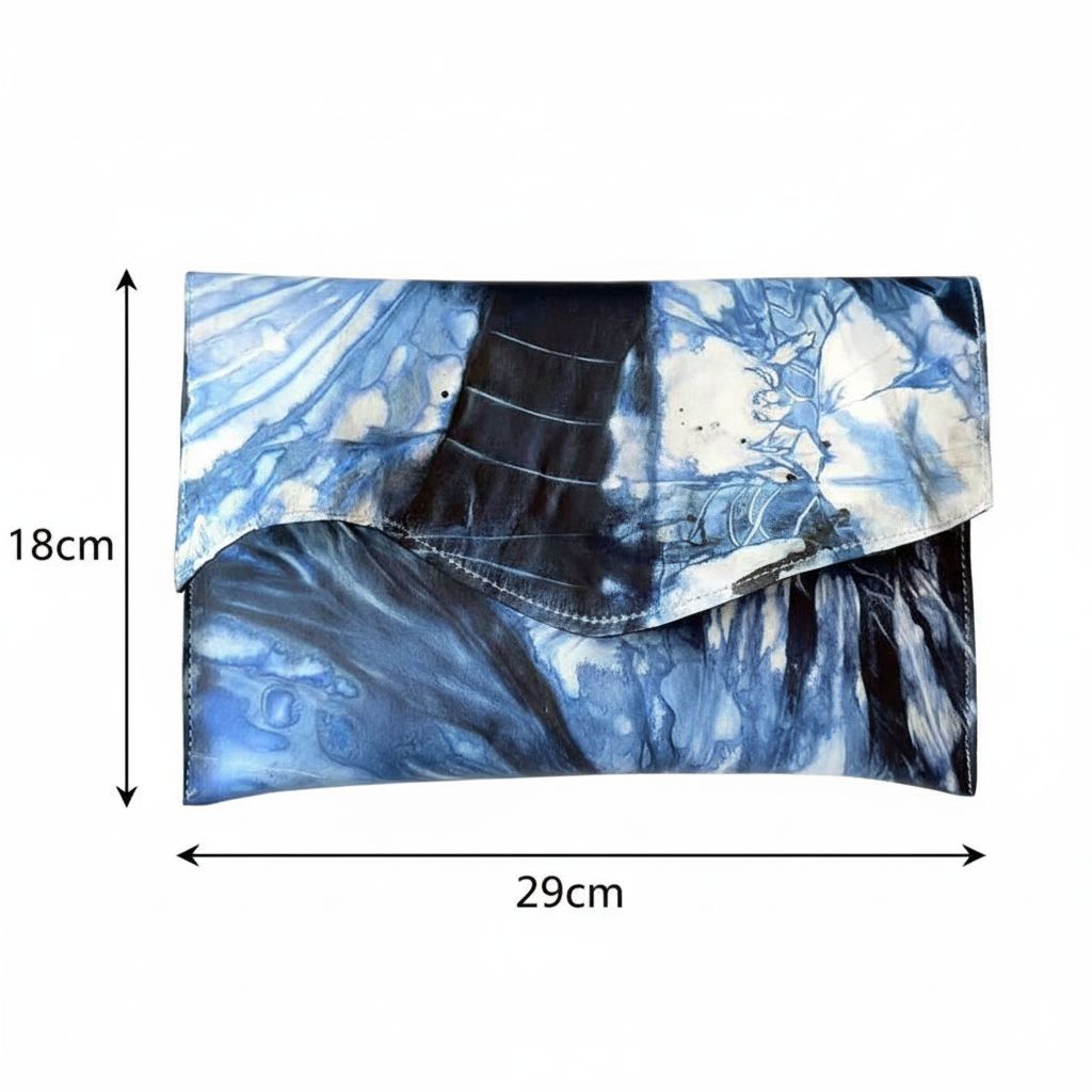 Pochette enveloppe bleu en coton tie and dye, accessoire mode bohème artisanal