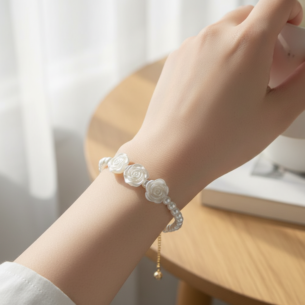 Bracelet Enchanté en Perles et Roses Gravées - Élégance Intemporelle