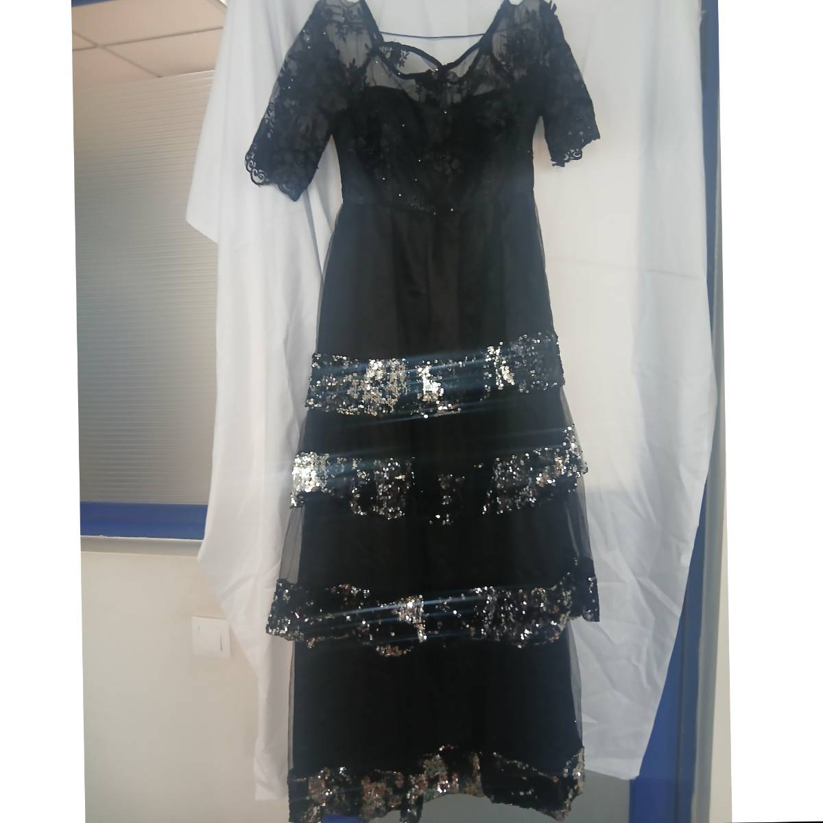 Robe soirée noire sequins longue tulle élégante, chic et brillante femme