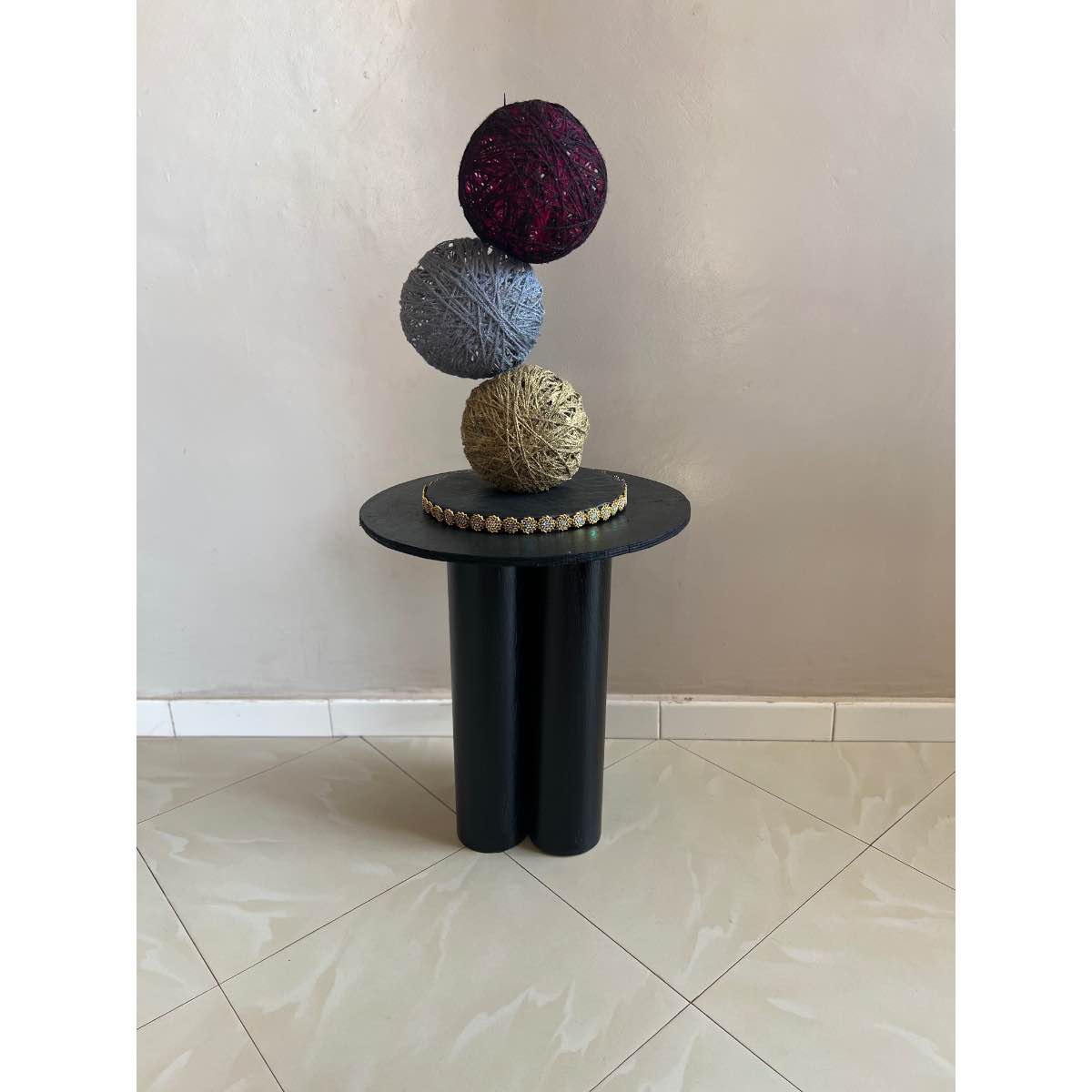Mini table design multicolore et tableau décoratif contemporain haut de gamme