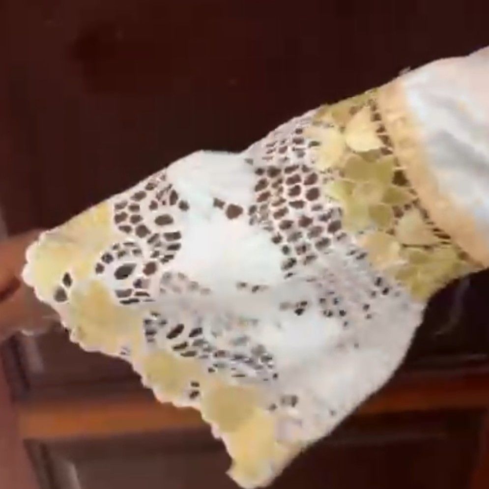 Robe geztner avec broderies, brode et garnitures