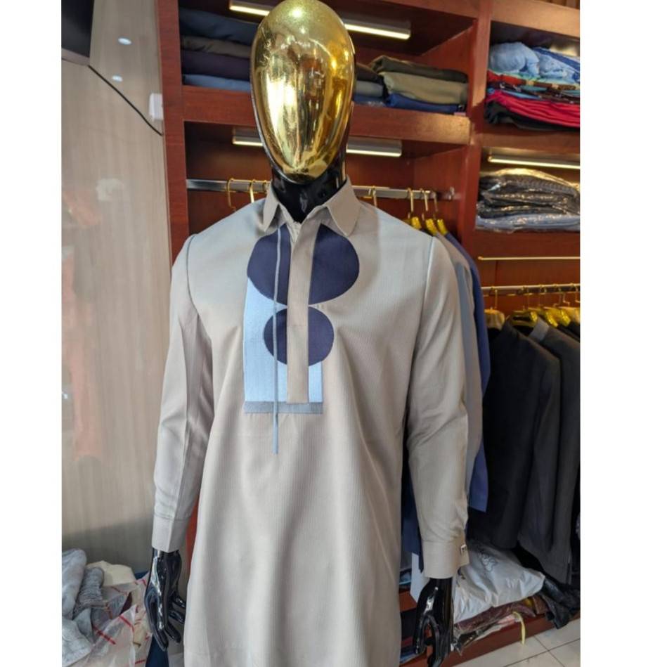 Ensemble homme avec broderie, chemise longue coton et pantalon chic