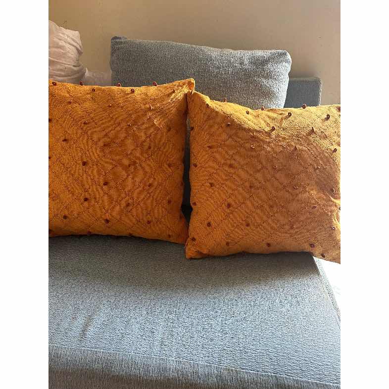 Coussin brodé main orange clémentine, déco bohème chic salon moderne