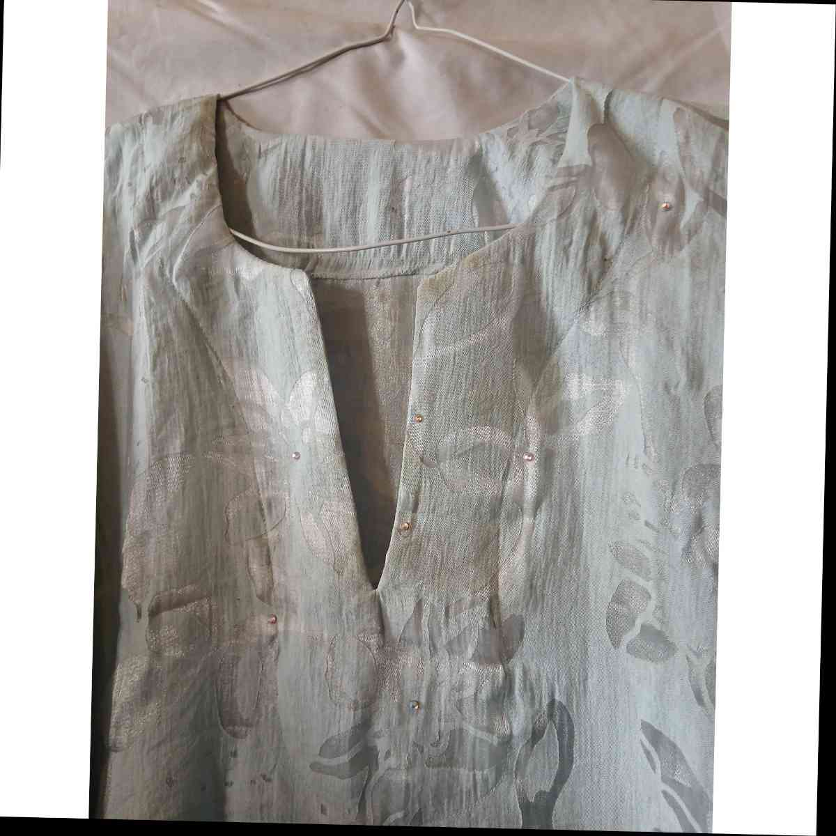 Robe tunique bohème en bleue avec fleurs grises