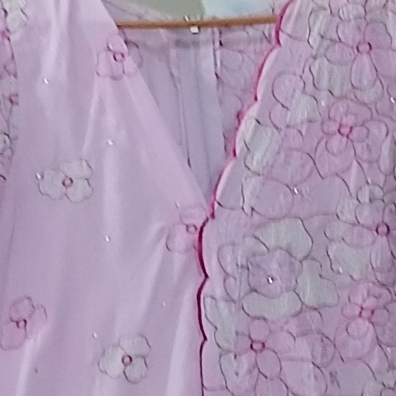 Robe brodée rose clair élégante, dentelle chic femme, soirée ou cérémonie