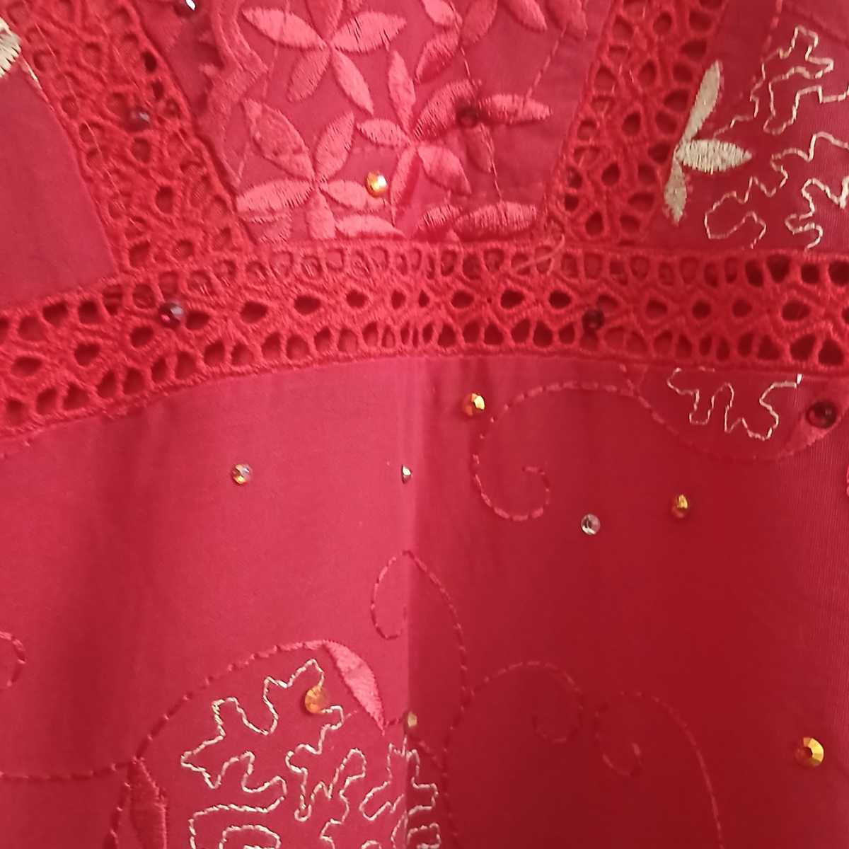 Robe brodée rouge fleurs dorées longue bohème chic femme élégante