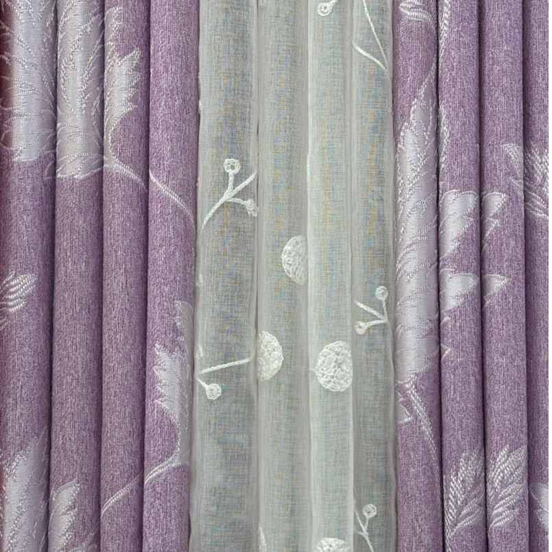 Rideau trois pieces jacquard beige et blanc, élégant brodé doré salon