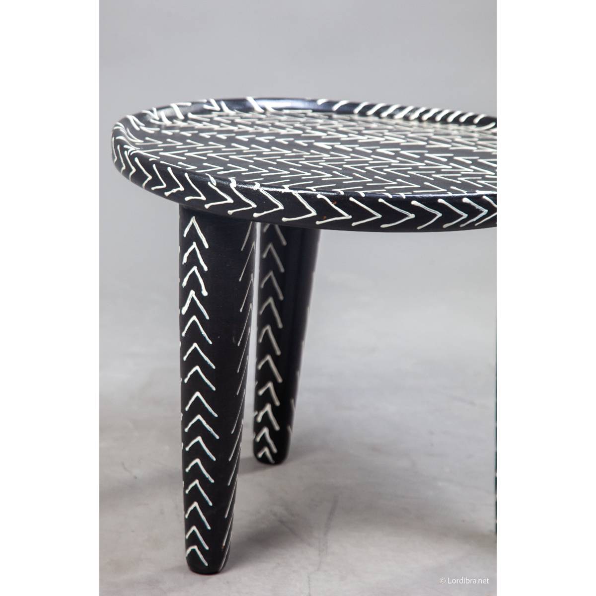 Table basse ronde noire motif chevron, design ethnique bohème chic