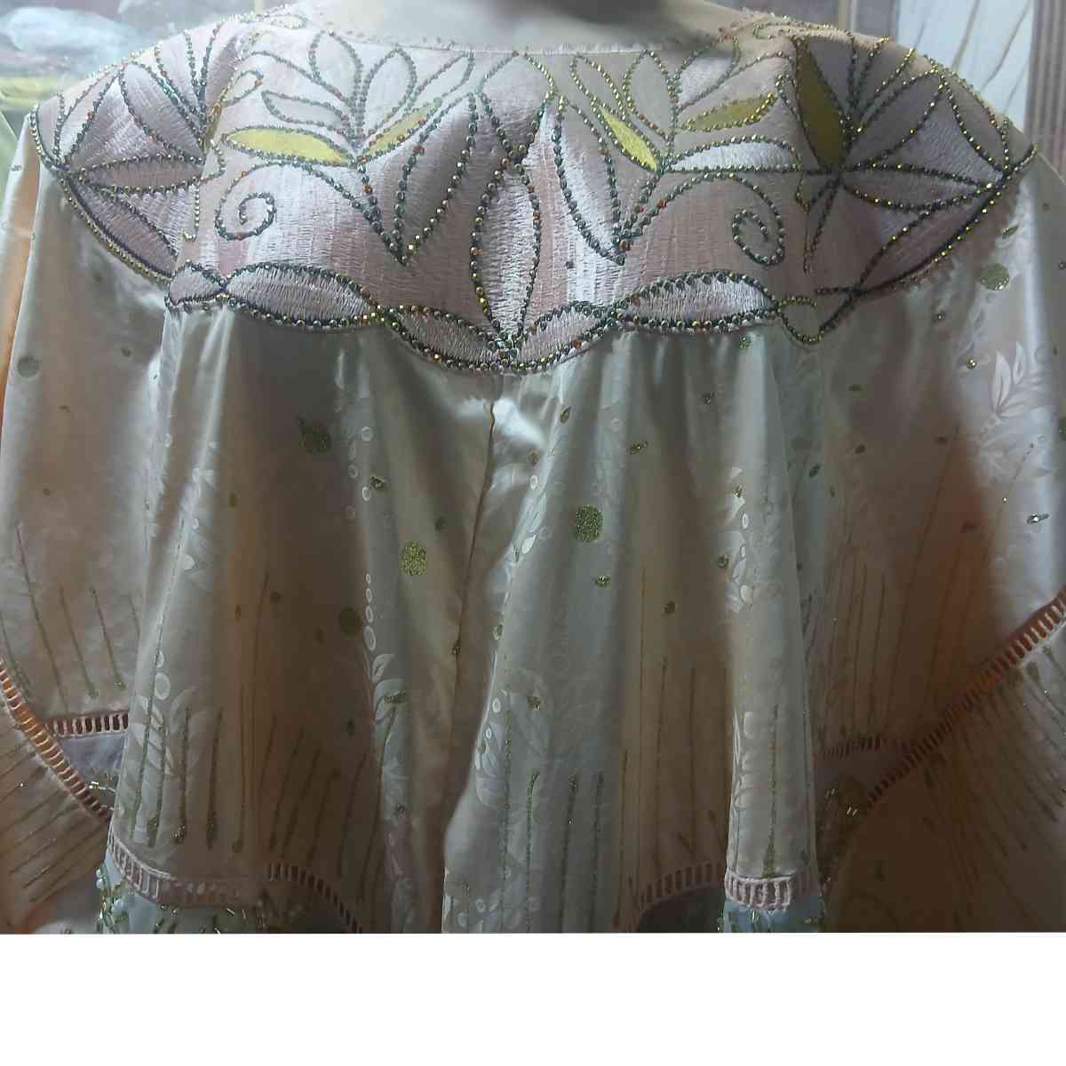 Boubou brodé femme Geztner saumon doré, robe africaine cérémonie chic
