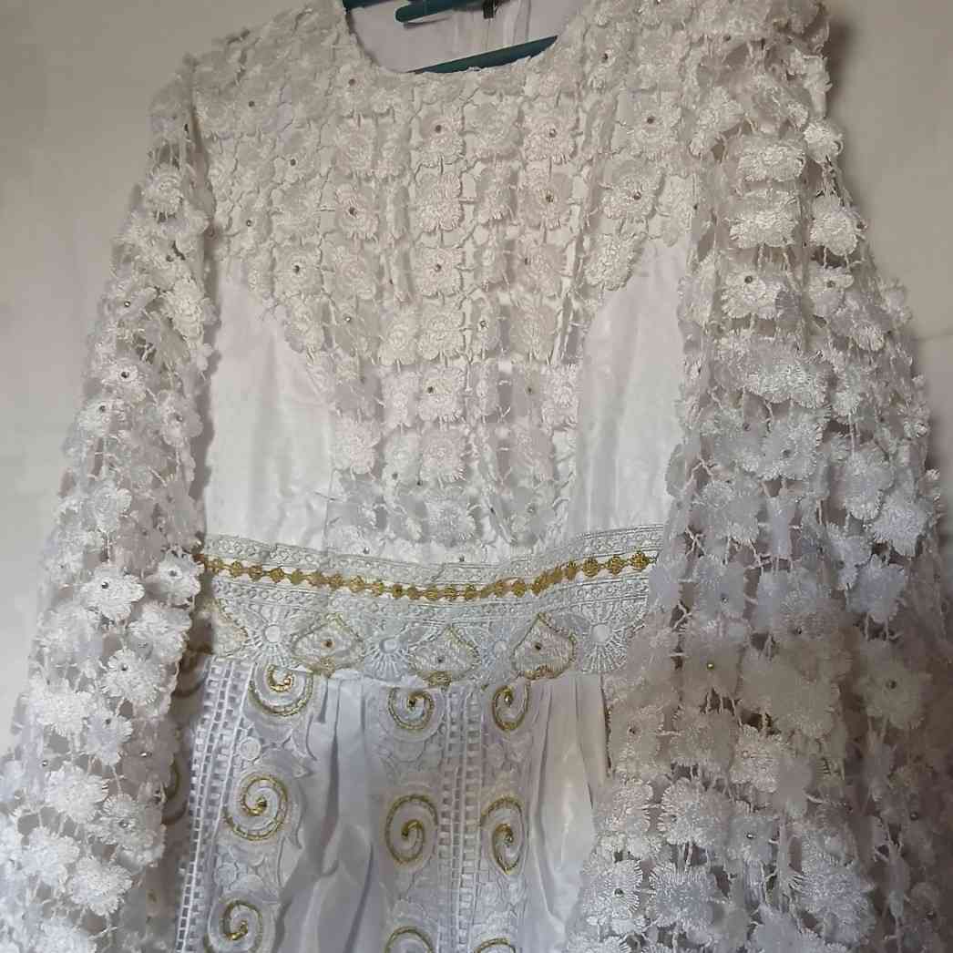 Robe blanche mariage femme longue dentelle dorée Geztner élégante cérémonie