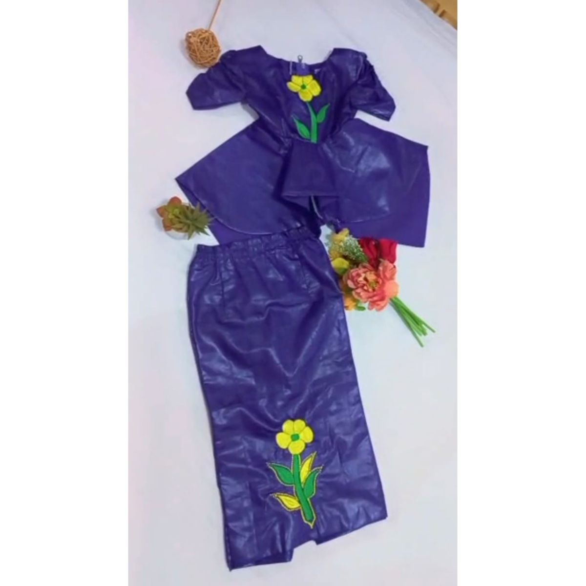 Bazin riche fille 4 ans mauve foncé, ensemble cérémonie jupe et haut élégant