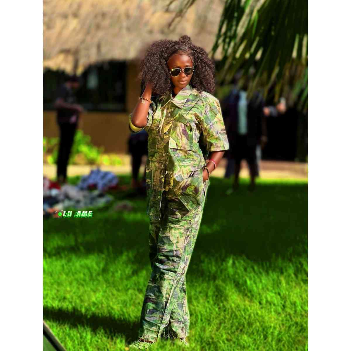 Combinaison camouflage femme pratique et robuste, style aventure kaki