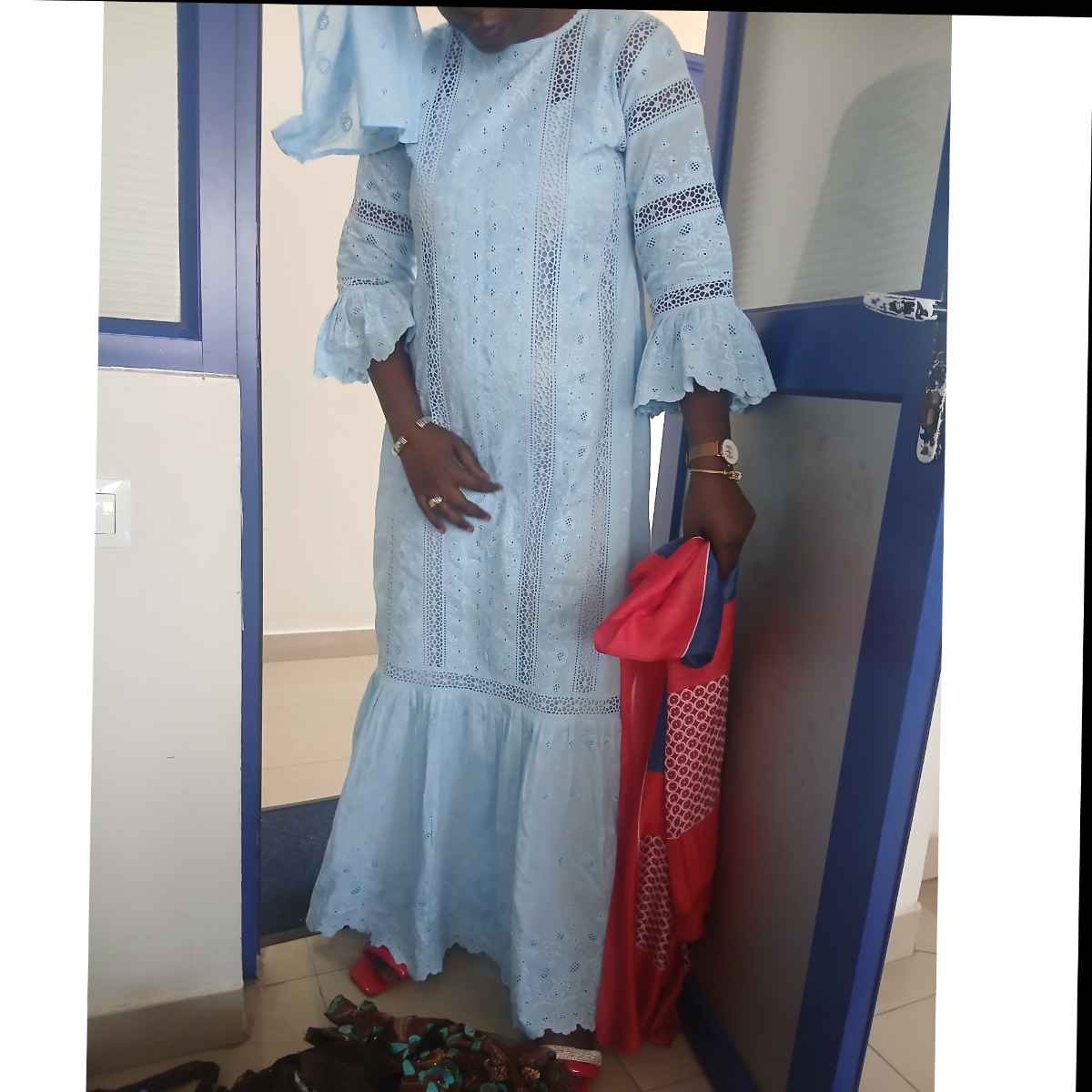 Robe brodée bleu femme bohème chic, manches volants, élégante et longue