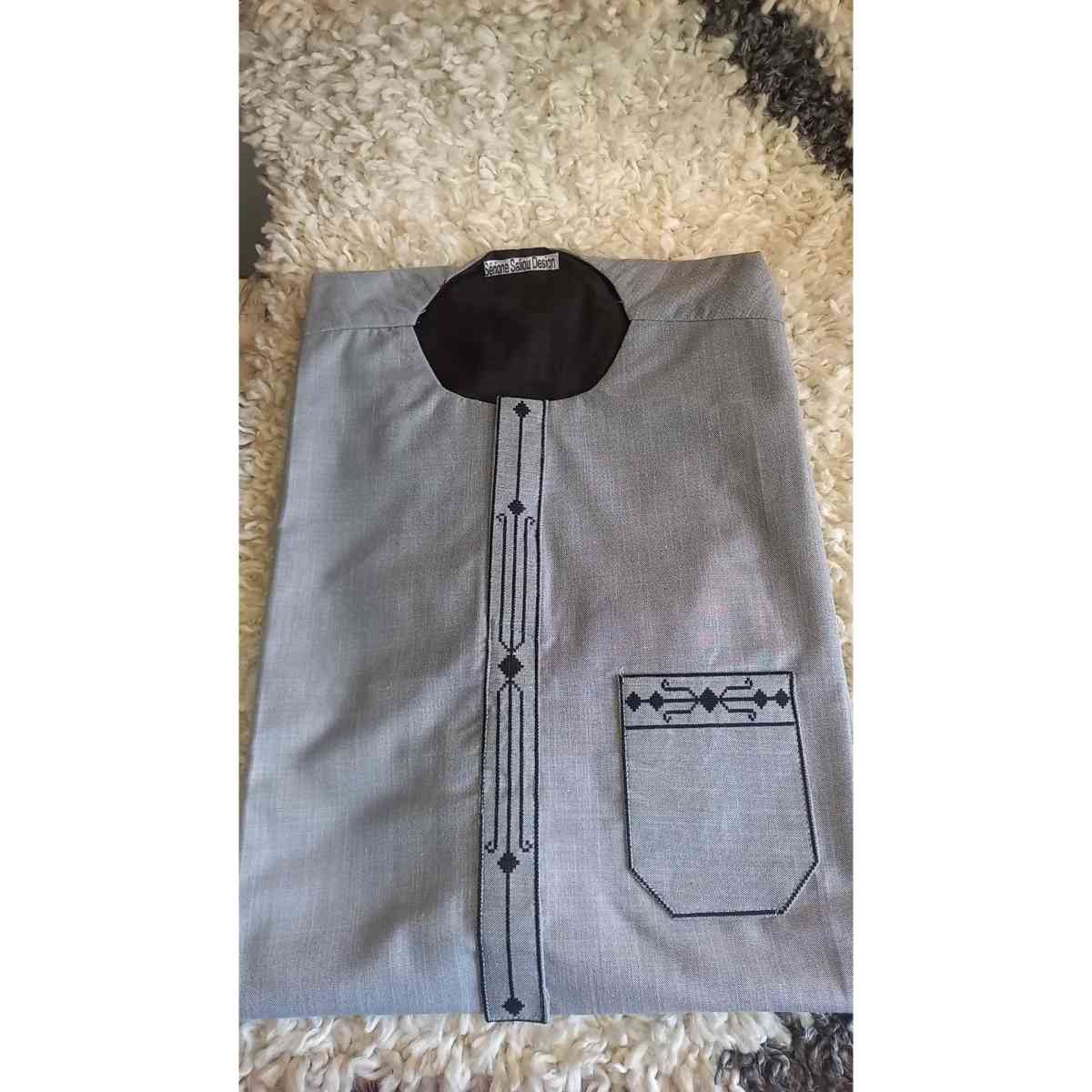 Chemise traditionnelle homme gris clair brodée, élégante et artisanale