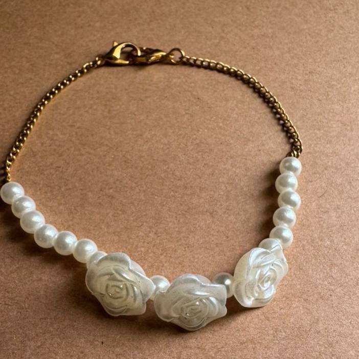 Bracelet Enchanté en Perles et Roses Gravées - Élégance Intemporelle