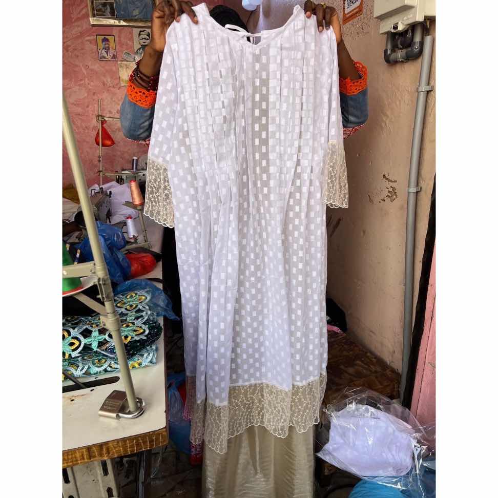 Robe voile carreau suisse blanche dorée élégante – Cérémonie et plage