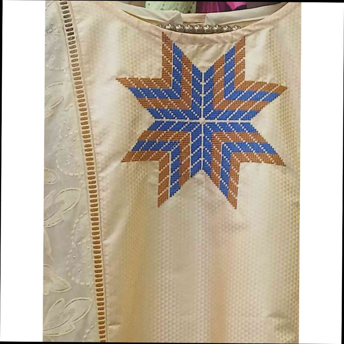 Ensemble brodé femme marinière avec pagne et foulard, chic et élégant