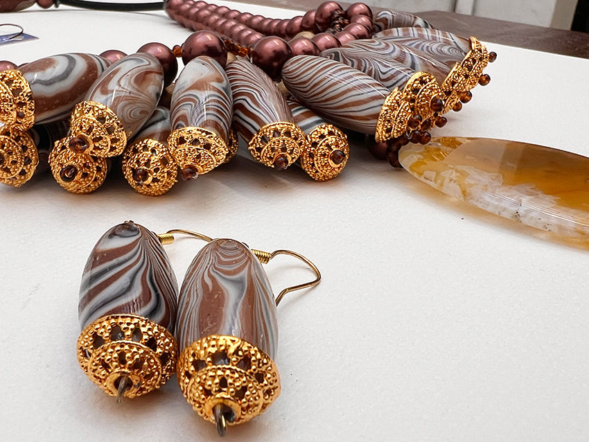 Ensemble collier et boucles d’oreilles dorées fait main – Perles et agate