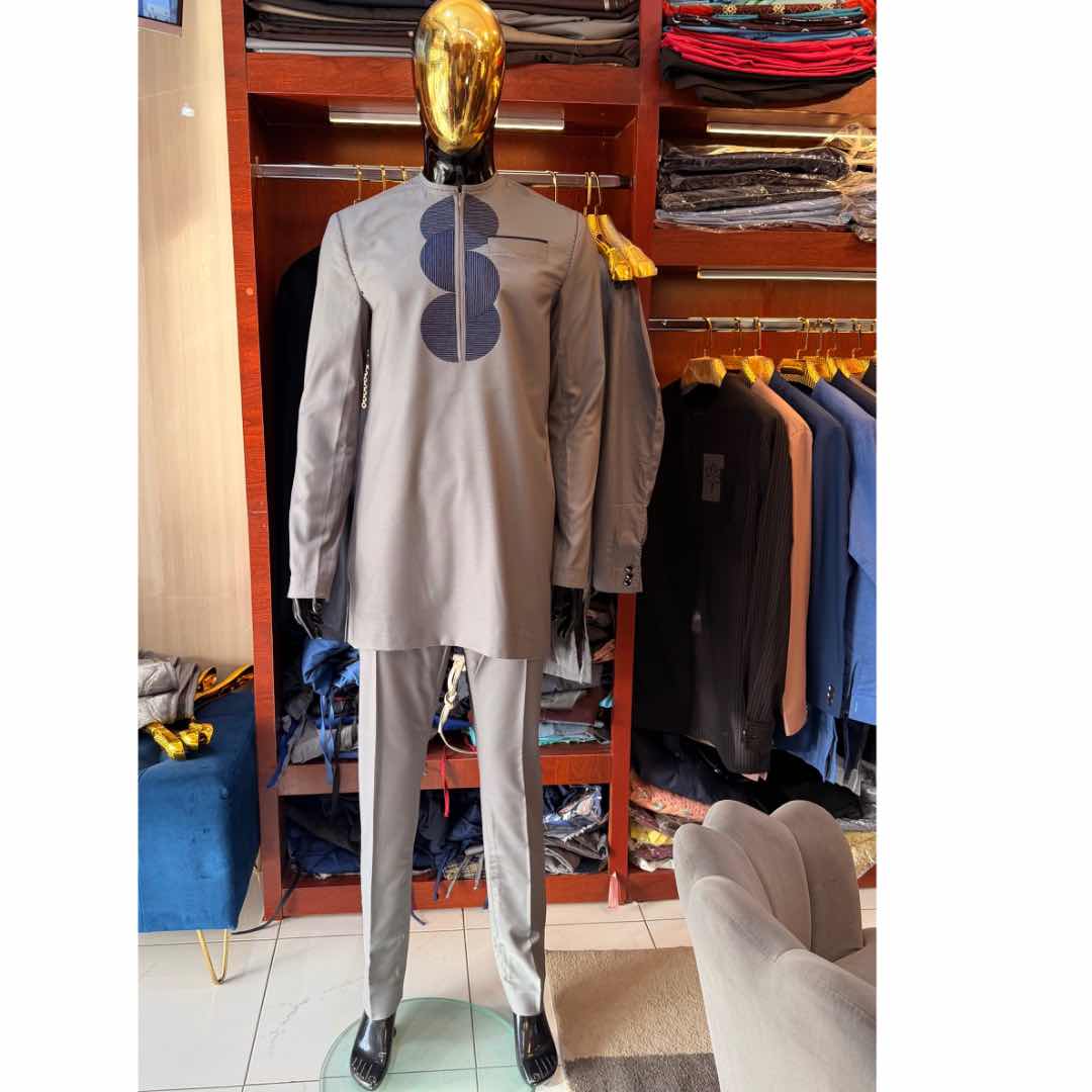Ensemble homme élégant brodé gris bleu marine, costume moderne chic