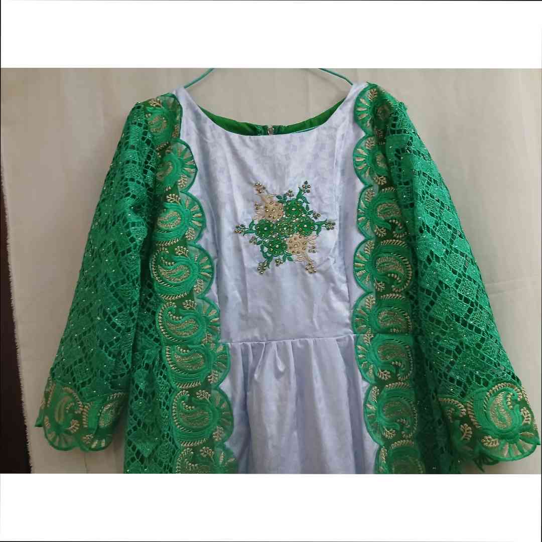 Robe Geztner femme grise et verte dorée, longue élégante dentelle cérémonie