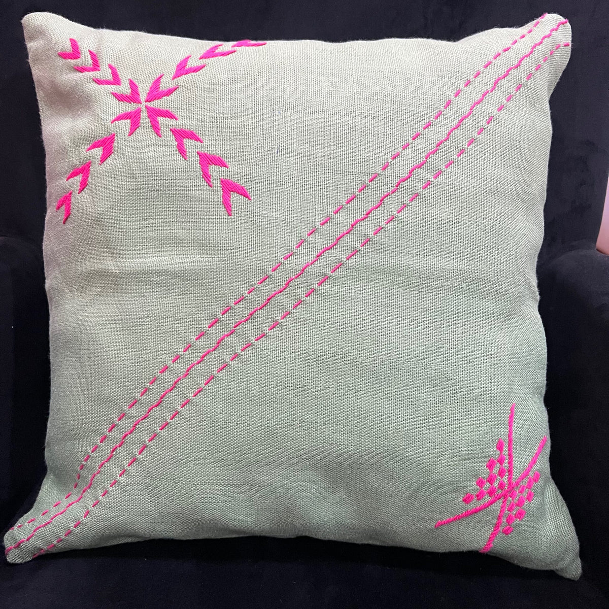 Coussin décoratif artisanal brodé main vert et rose – Design moderne canapé