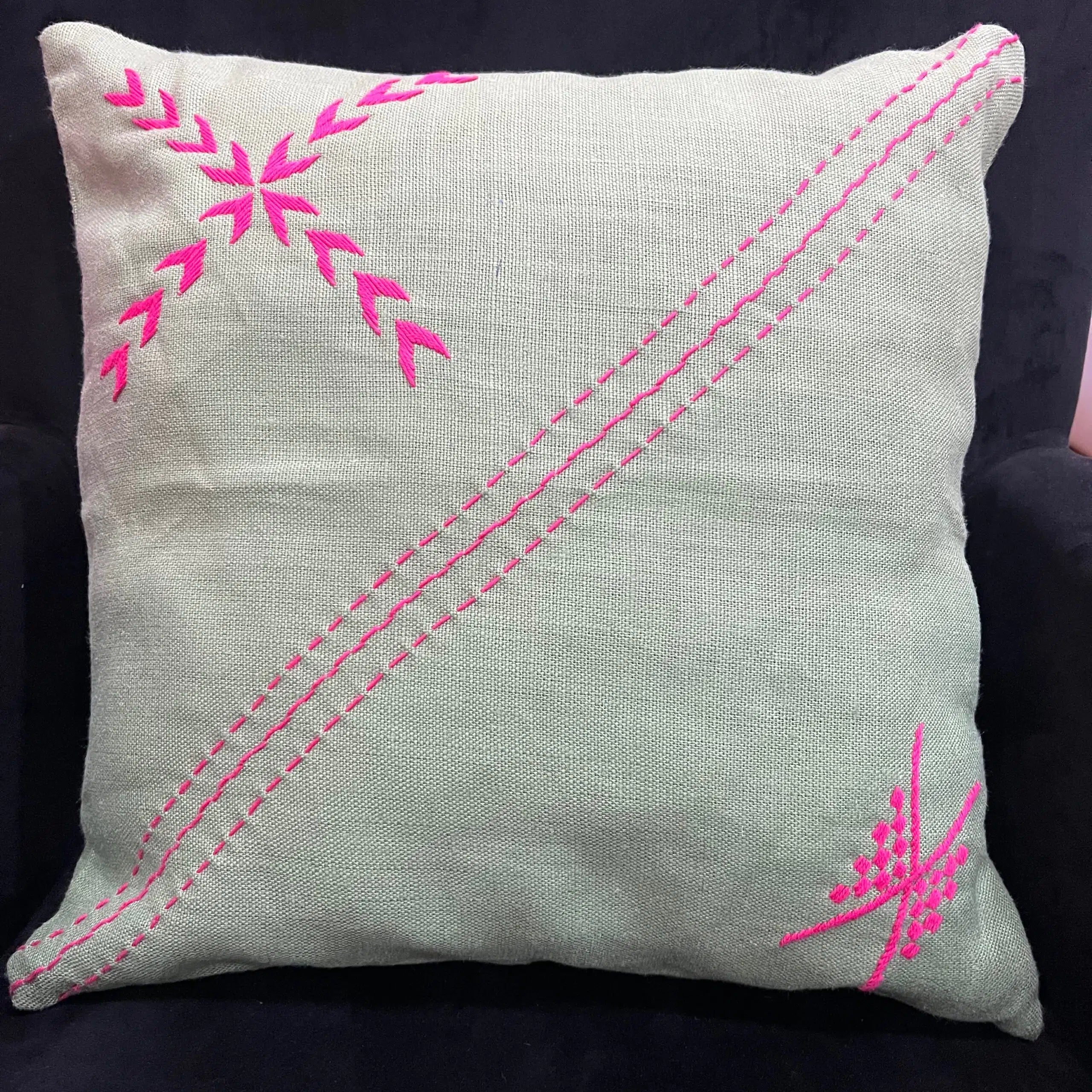 Coussin décoratif artisanal brodé main vert et rose – Design moderne canapé
