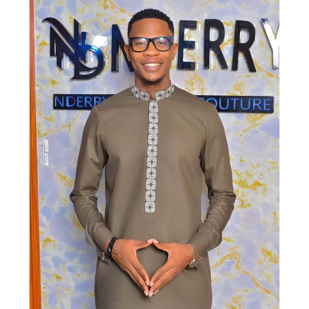 Tenue africaine homme moderne marron clair, costume élégant coupe ajustée