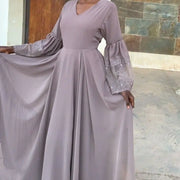 Robe longue femme taupe élégante, fluide satinée, manches longues brodées