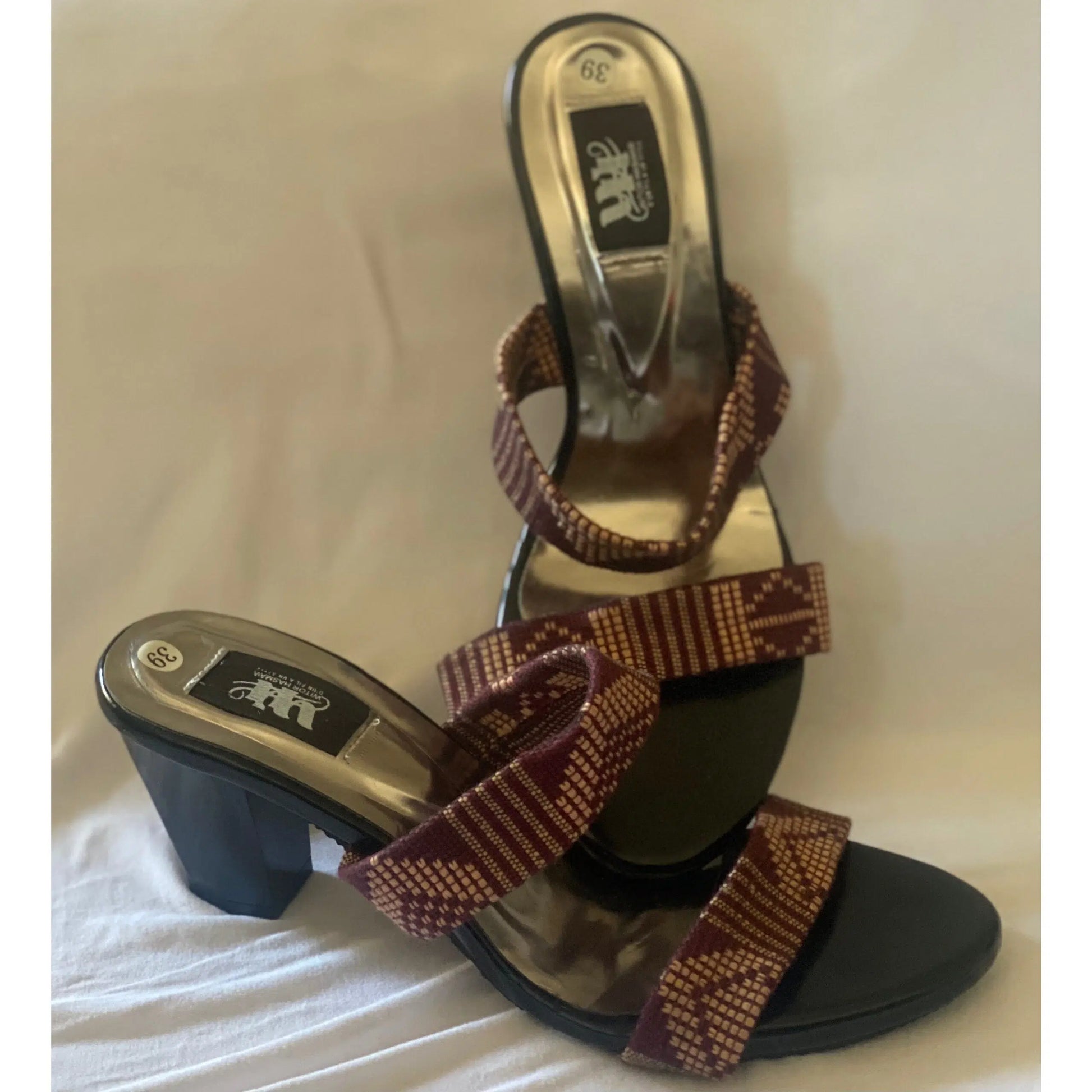 Sandales à talons femme en pagne tissé rouge – chaussures ethniques chic