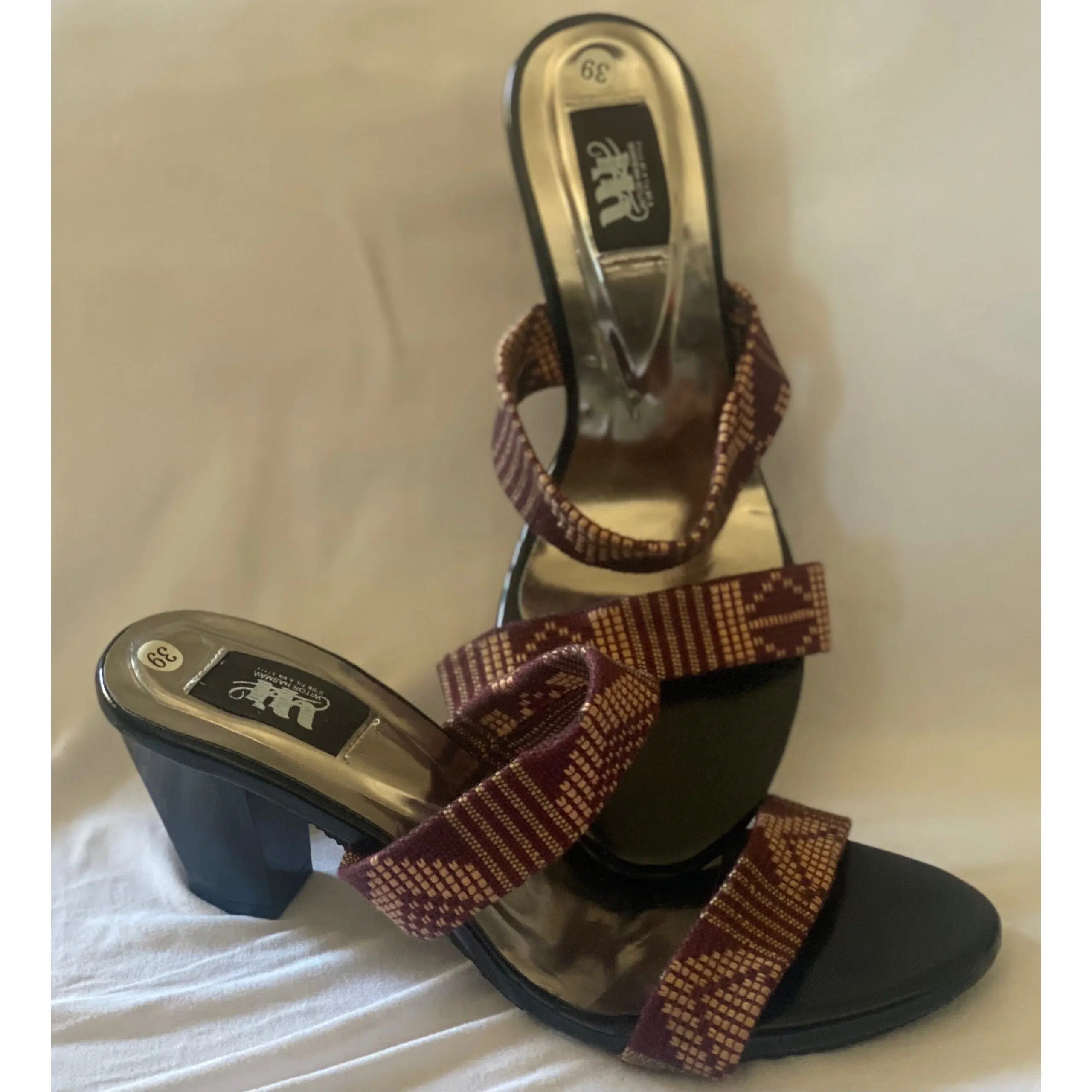 Sandales à talons femme en pagne tissé rouge – chaussures ethniques chic