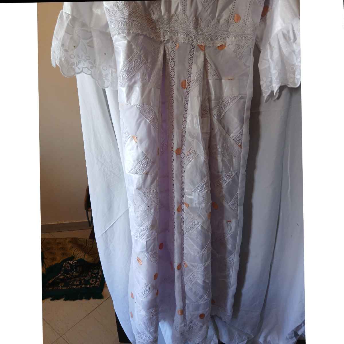 Robe brodée femme élégante blanc saumon , cérémonie et occasions spéciales