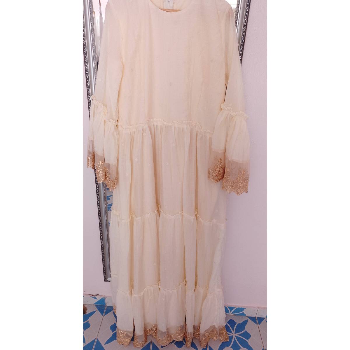 Robe longue femme beige en mousseline et dentelle