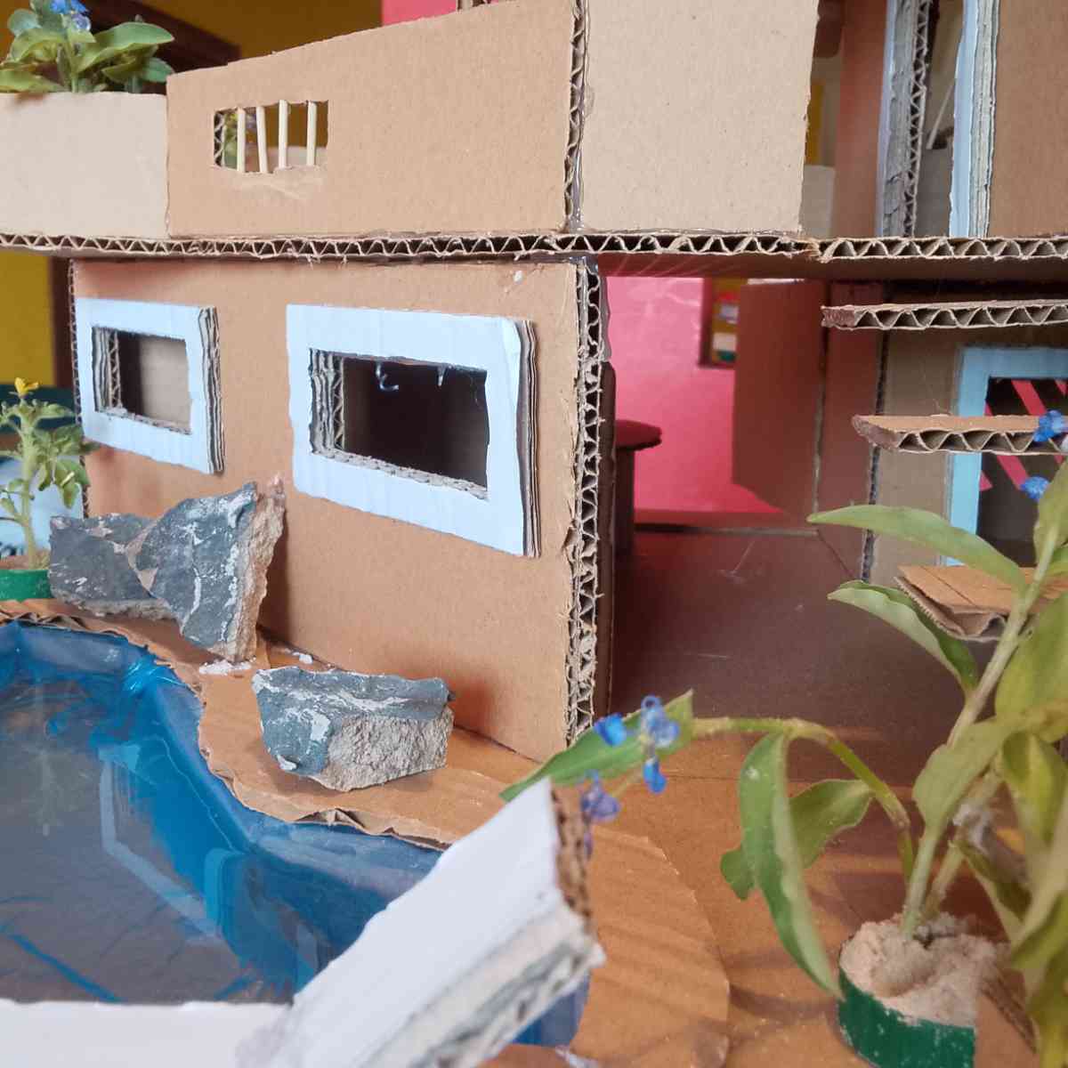Maquette maison carton moderne avec piscine d'eau, mini maison design