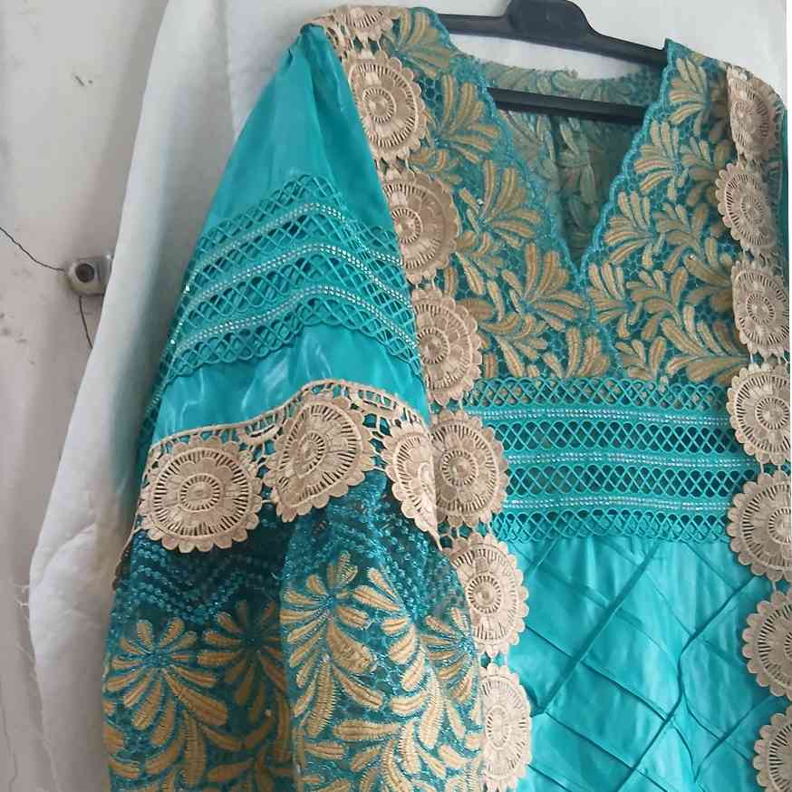 Robe bazin dentelle femme longue élégante cérémonie brodée bleu turquoise