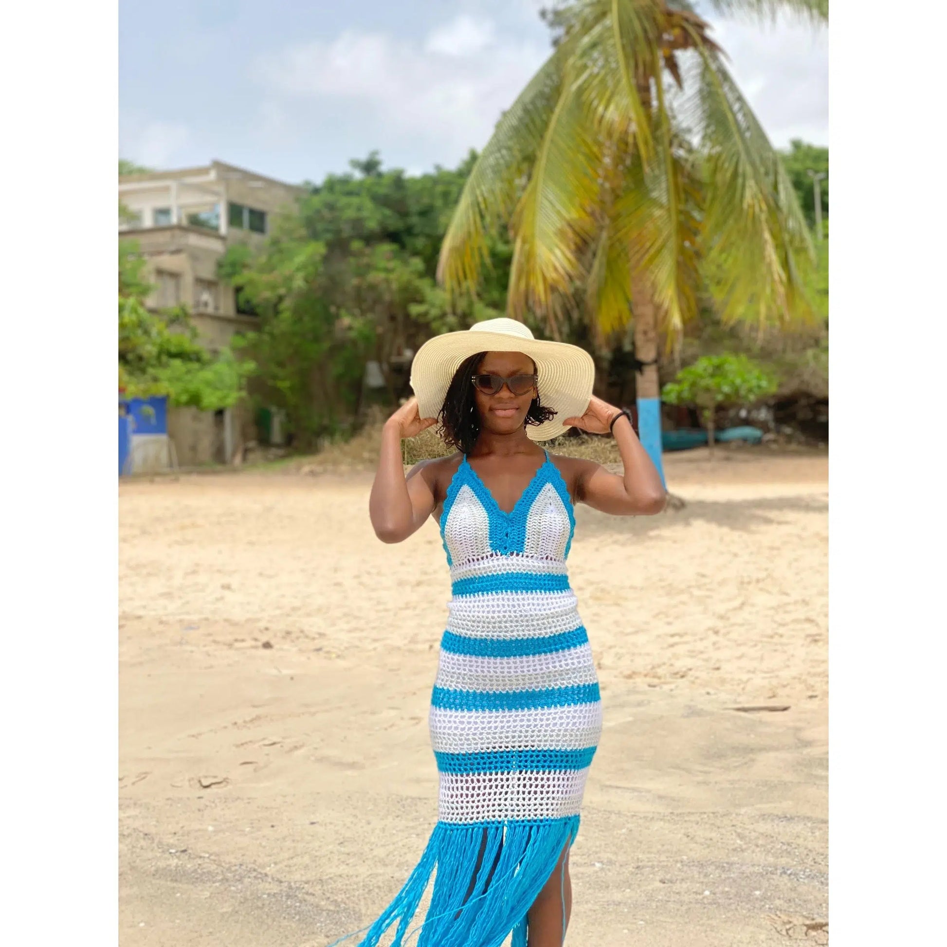 Robe crochet bleu et blanc motifs de la mer élégance irrésistible