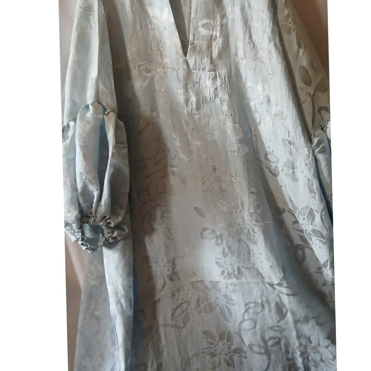 Robe tunique bohème en bleue avec fleurs grises