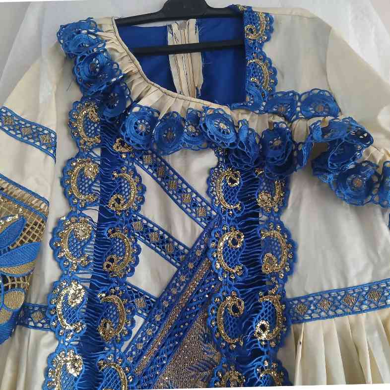 Robe bazin femme élégante brodée dorée, ample, cérémonie africaine