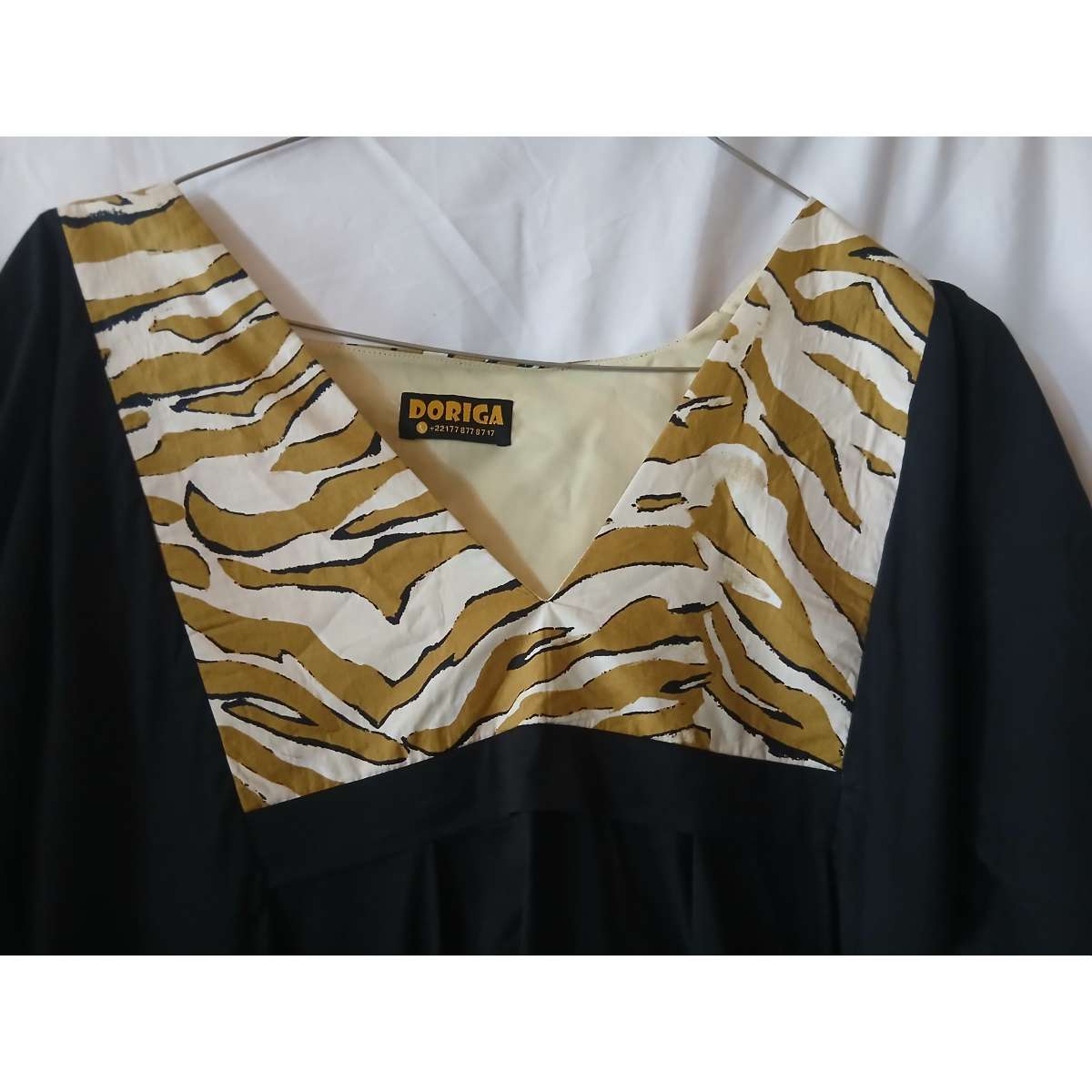 Robe lin noire femme chic avec wax beige doré, élégante soirée ou bureau