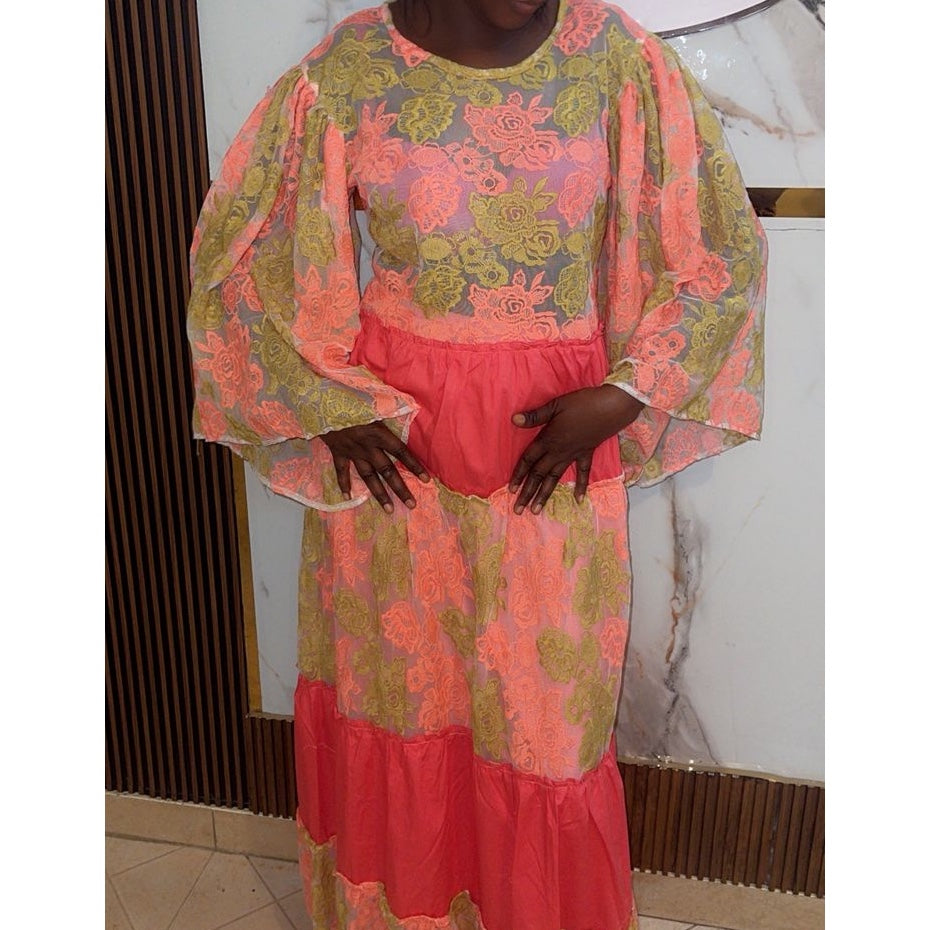 Robe longue corail élégante pour mariage avec motifs floraux