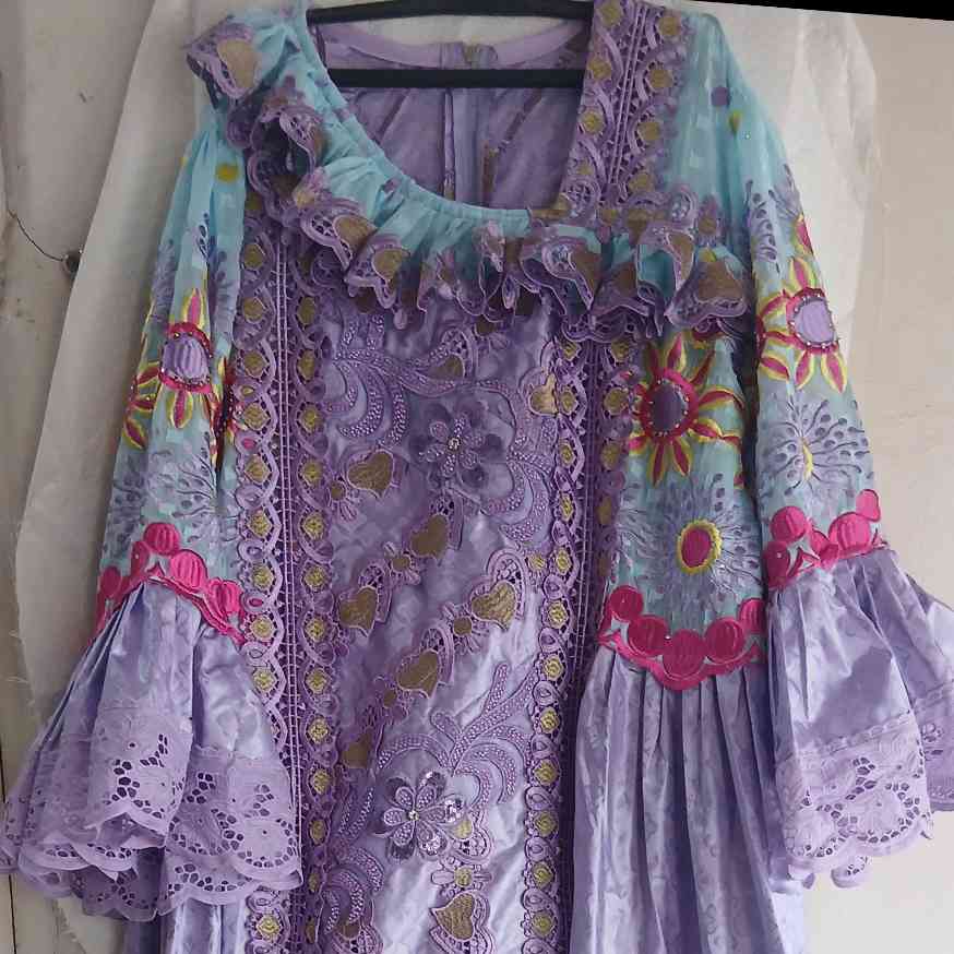Robe bazin brodée femme élégante, longue cérémonie, couleurs vives