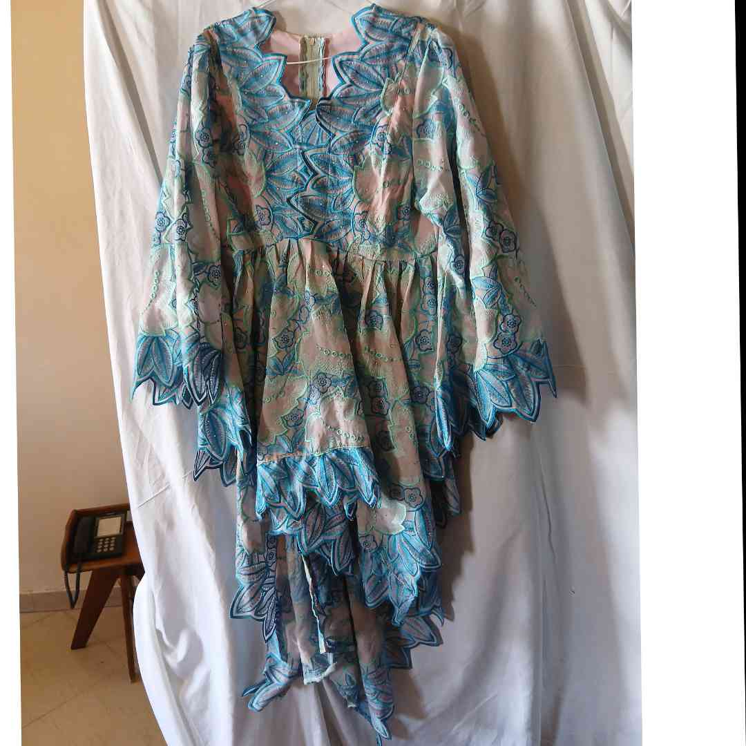 Ensemble jupe et haut brodé bleu femme, chic et élégant cérémonie